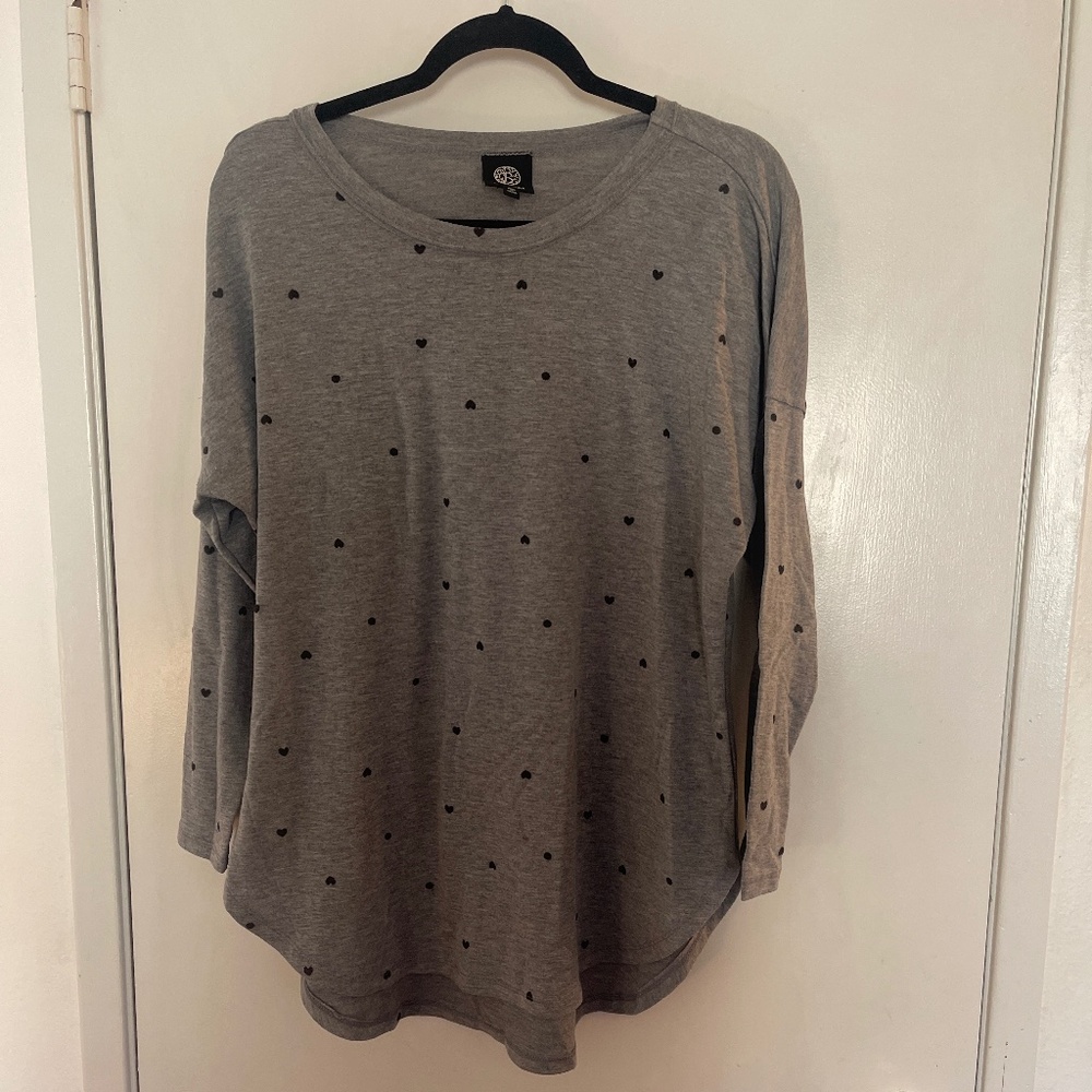 Bobeau 3/4 sleeve gray shirt with black hearts xl
